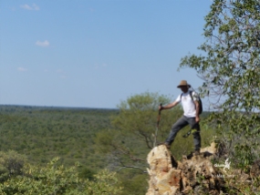 Namibie, Aha Hills, prospection dans la colline du Léopard. Au loin la colline du Moustique (c) M. Jarry