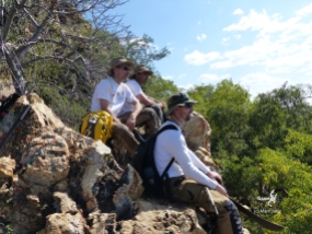 Namibie, Aha Hills, prospection dans la colline du Léopard. L'équipe évalue la distance à pied pour aller à la colline du Moustique (c) M. Jarry