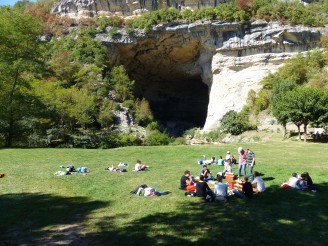 Les enfants à la pause devant la grotte du Mas d'Azil (c)GAAMA