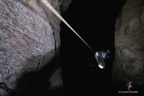 Grotte du Dragon’s Breath. Le bateau est descendu en premier sur le lac (c) Laurent Bruxelles