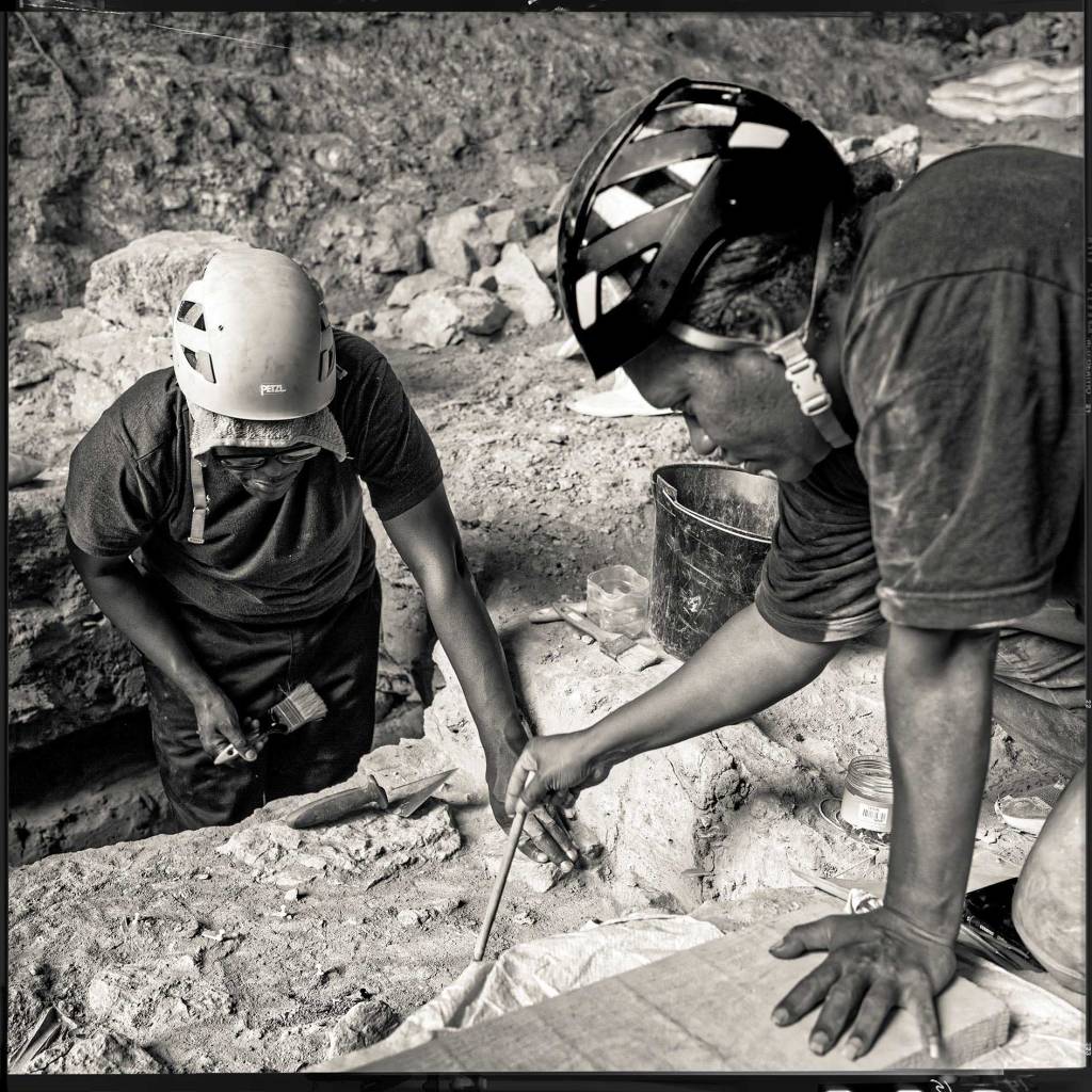 Avis Babalu et un chercheur Botswanais fouillant au pinceau 
©Frédérique Chollet 