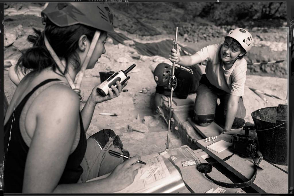 Etudiants en train de prendre des mesure 
fouilles du Mas 2023
©Frédérique Chollet